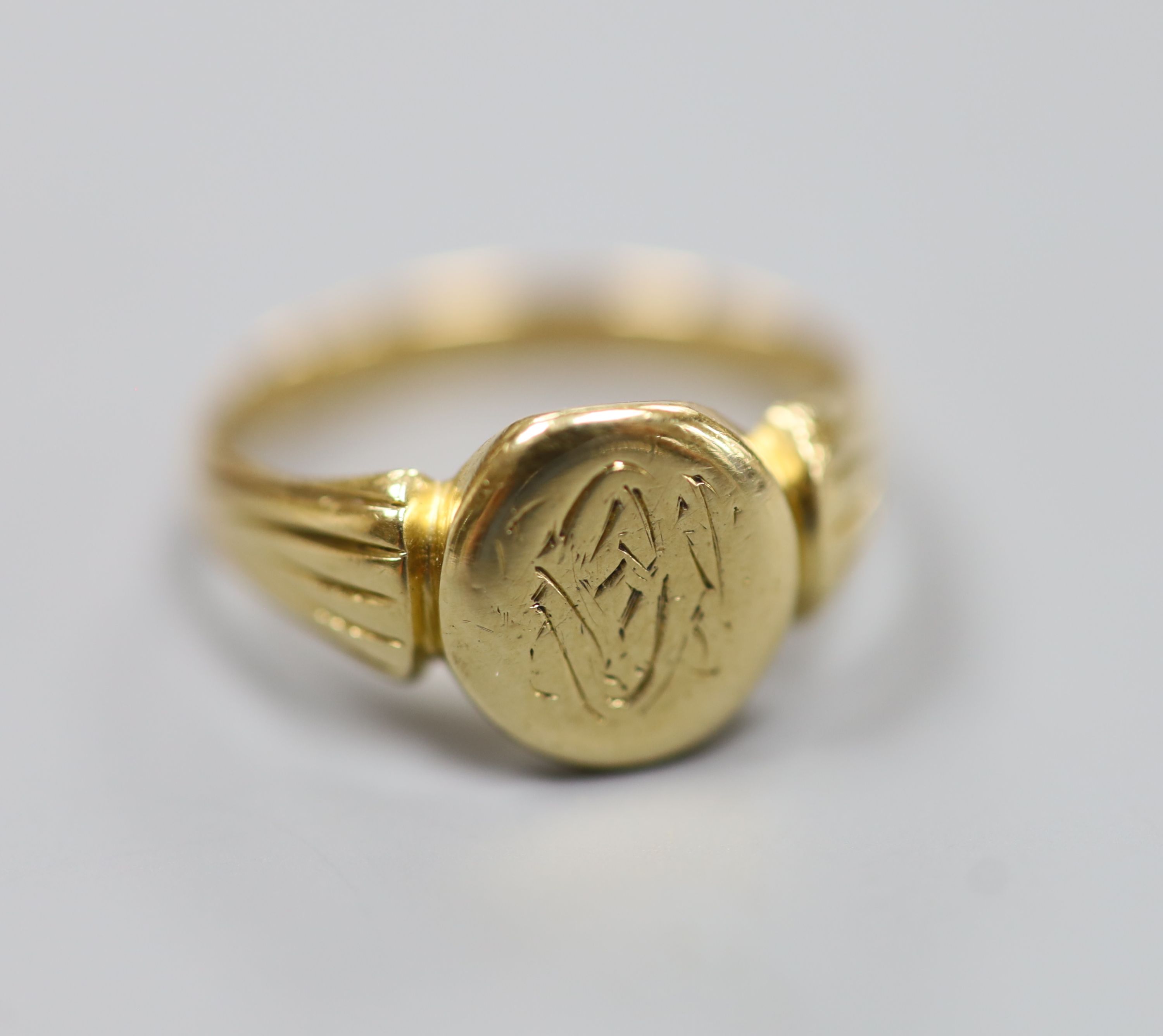 A late Victorian 18ct gold signet ring with engraved crest? (tired), size L/M